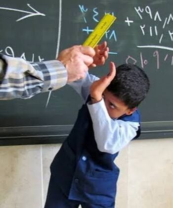 معلم با دسته صندلی به سر و صورت دانش آموز کوبید/ آموزش و پرورش بم پیگیر برخورد با متخلفان است 
