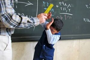 معلم با دسته صندلی به سر و صورت دانش آموز کوبید/ آموزش و پرورش بم پیگیر برخورد با متخلفان است 