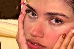 آتوسا لطیفی در ایران است!/ این دختر با فیلم های مبتذل خودش با مردان معروف در رشت جنجالی شد