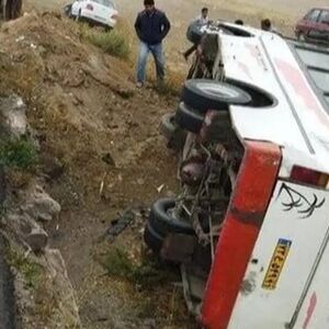 28 کشته و مصدوم در واژگونی مینی‌بوس در محور نقده/ ویدئو 