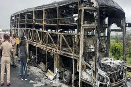 آتش‌سوزی اتوبوس در هند ۲۰ کشته بر جای گذاشت/ ویدئو