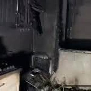 لحظات نفس گیر نجات 7 نفر از جمله کودک 2 ساله در آتش‌سوزی ساختمان اداری/ ویدئو 