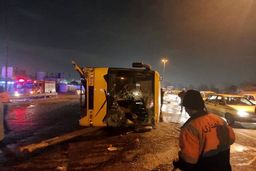 واژگونی اتوبوس مسافربری در غرب تهران/ ۱۵ تن مصدوم شدند/ ویدئو