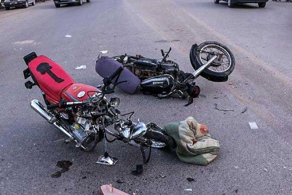 جان باختن دو نفر در شاخ به شاخ موتورسیکلت و سواری