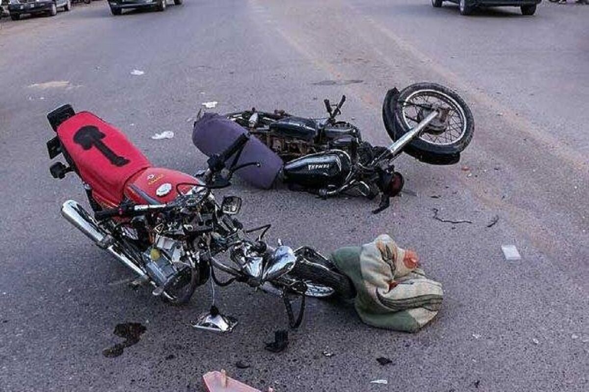 جان باختن دو نفر در شاخ به شاخ موتورسیکلت و سواری