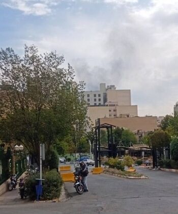 ماجرای دود تهران چیست؟/ جزئیات آتش‌سوزی گسترده در انبار کالا در خیابان دولت/ ویدئو 
