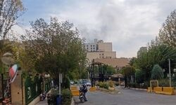 ماجرای دود تهران چیست؟/ جزئیات آتش‌سوزی گسترده در انبار کالا در خیابان دولت/ ویدئو 