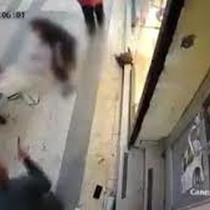 کسبه بازاری در ترکیه زنی را از کشته شدن به دست همسرش نجات دادند/ ویدئو+18