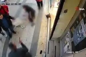 کسبه بازاری در ترکیه زنی را از کشته شدن به دست همسرش نجات دادند/ ویدئو+18