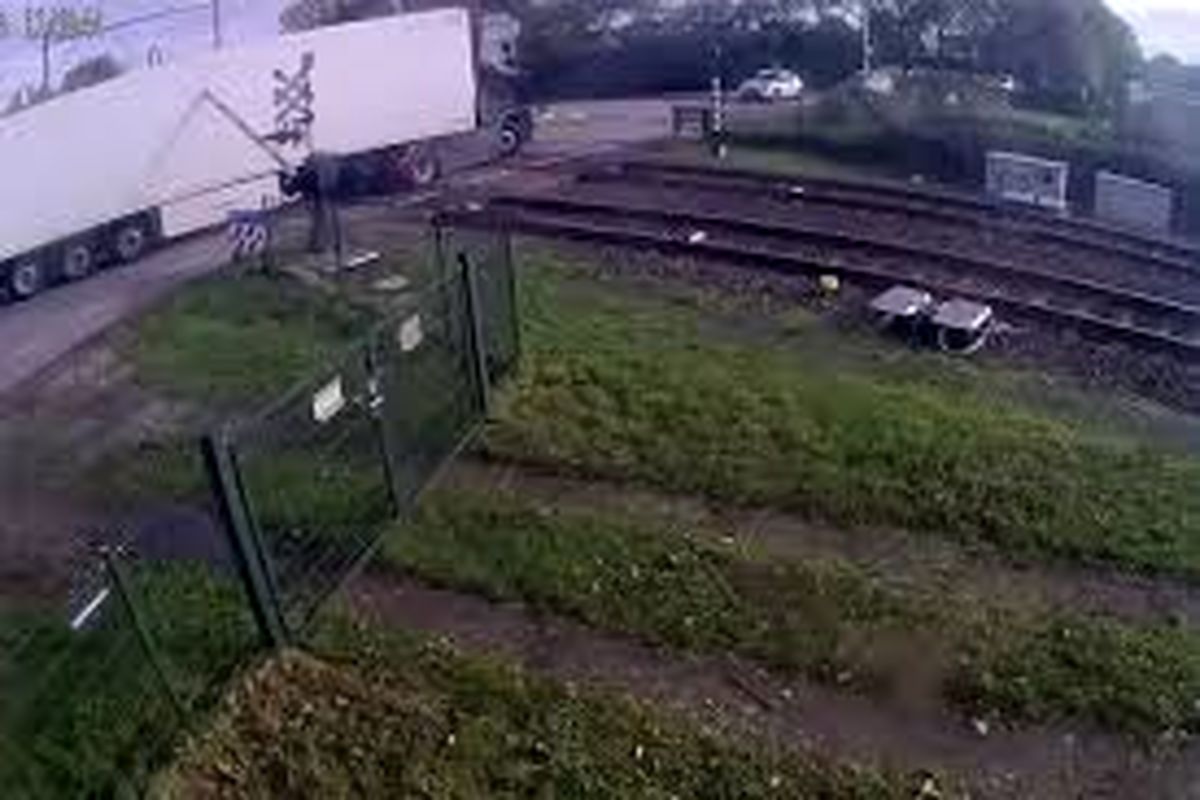 برخورد قطار با یک دستگاه کامیون در هلند/ پنج نفر زخمی شدند/ ویدئو