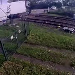برخورد قطار با یک دستگاه کامیون در هلند/ پنج نفر زخمی شدند/ ویدئو