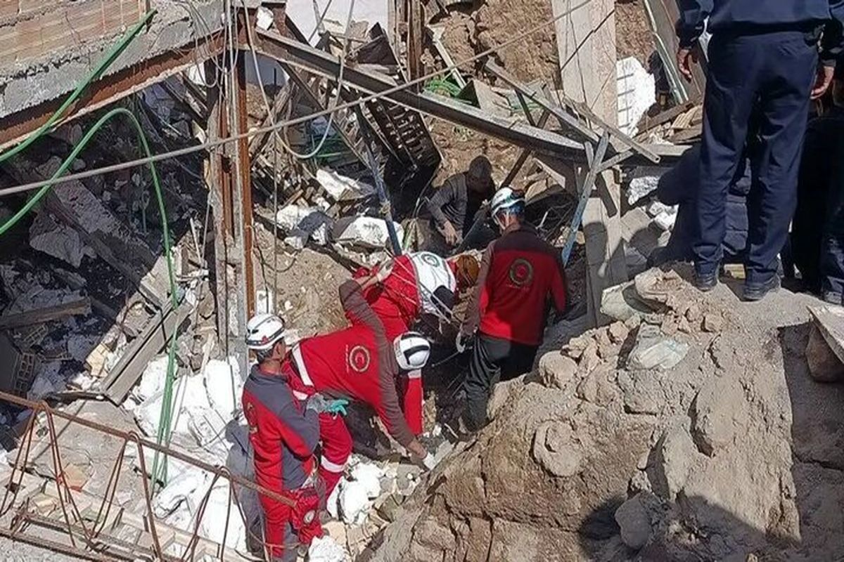ریزش سقف یک ساختمان حادثه ساز شد/ آمار مصدومان