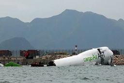 تصادف هواپیما با یک خودرو در فرودگاه هنگ کنگ ۲ کشته بر جای گذاشت/ ویدئو