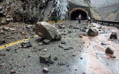 ریزش سنگ در محدوده تونل ۴ جاده چالوس/ ویدئو