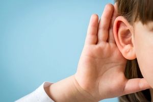 خارج کردن سوسک زنده از گوش یک کودک/ ویدئو