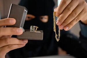 سرقت از خانه آزاده نوری، بلاگر ایرانی؛ دزدان همه چیز را بردند/ ویدئو