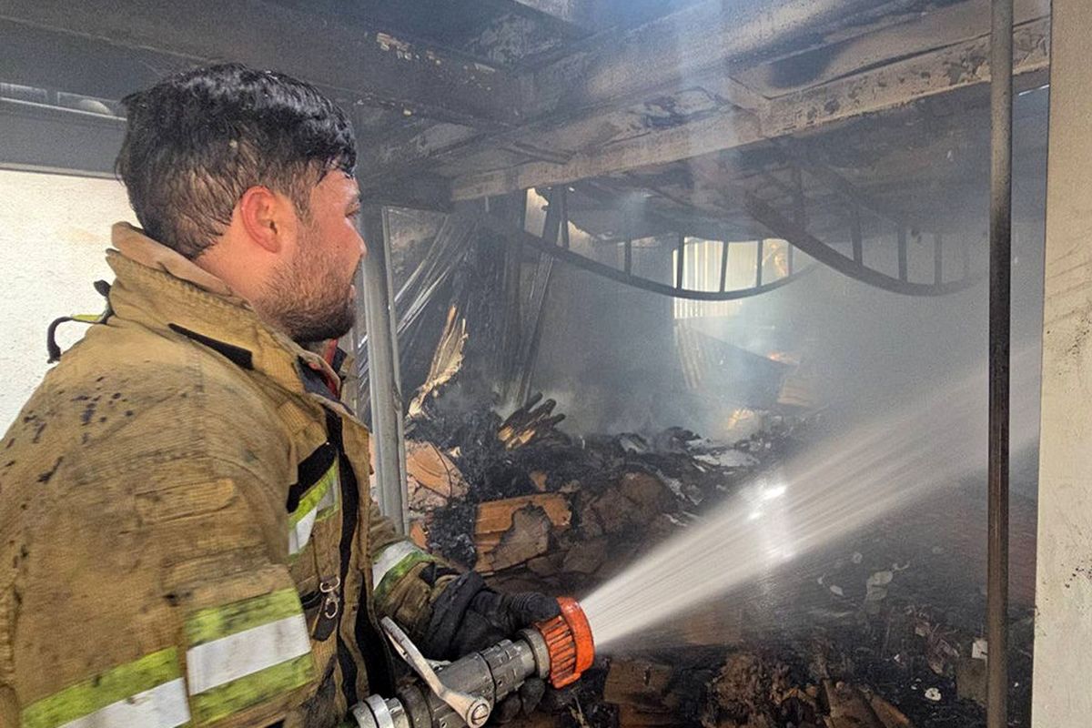 آتش سوزی ساختمان بیمه آسیا در فردوسی تهران/ ویدئو