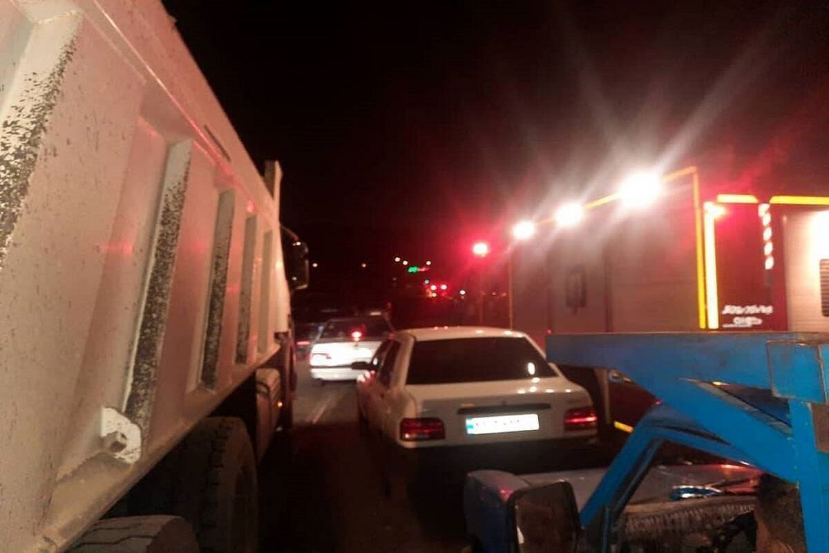 تصادف زنجیره‌ای ۱۶ خودرو در بزرگراه امام علی(ع) بر اثر نشت گازوئیل