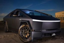 آتش‌سوزی تریلی حامل خودروهای تسلا در بزرگراه لس‌آنجلس/ ویدئو