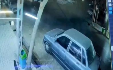 برخورد شدید و عجیب یک موتور سوار با پراید پارک شده در مشهد