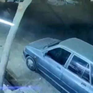برخورد شدید و عجیب یک موتور سوار با پراید پارک شده در مشهد