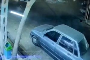 برخورد شدید و عجیب یک موتور سوار با پراید پارک شده در مشهد