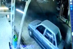 برخورد شدید و عجیب یک موتور سوار با پراید پارک شده در مشهد