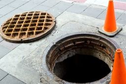 پرت شدن کودک در هوا بر اثر انفجار فاضلاب/ ویدئو