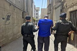 زمین‌گیر شدن سارق منزل با شلیک دقیق ماموران پلیس تهران/ ویدئو+16