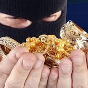 سرقت عجیب در درمانگاه امام رضا کرمانشاه/ دزدی گوشواره از گوش دختربچه در آغوش مادر/ ویدئو