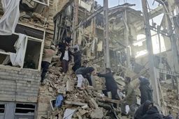 چه اقداماتی برای کمک به فرد زیر آوار مانده باید انجام داد؟