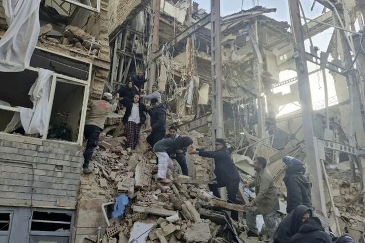 چه اقداماتی برای کمک به فرد زیر آوار مانده باید انجام داد؟