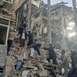 چه اقداماتی برای کمک به فرد زیر آوار مانده باید انجام داد؟