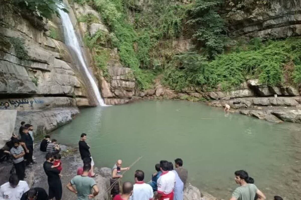 شیرجه مرگ در آبشار شیرآباد/ ویدئو