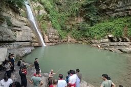 شیرجه مرگ در آبشار شیرآباد/ ویدئو