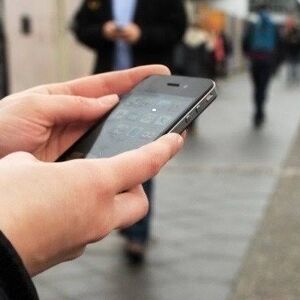 سرقت موبایل در بزرگراه امام علی تهران/ ویدئو
