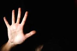 تجاوز پسر 18 ساله به مادرش در بیهوشی / مادر نمیدانست باردار است/ ویدیو