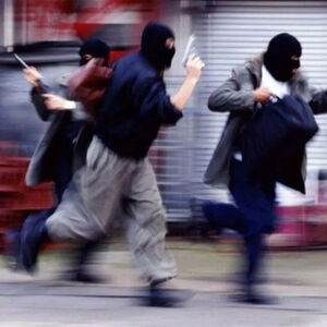 لکه خون جا مانده روی دیوار، راز سرقت مسلحانه را فاش کرد
