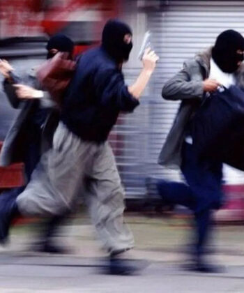 لکه خون جا مانده روی دیوار، راز سرقت مسلحانه را فاش کرد