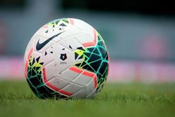 مرگ یک نفر در اثر برخورد صاعقه در زمین فوتبال