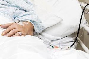 کتک زدن وحشیانه یک پزشک به بیمار در بیمارستان/ ویدئو