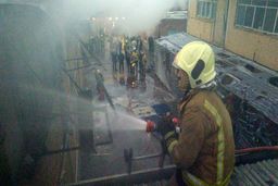 آتش سوزی انبار مواد غذایی در جاده قدیم کرج/ ویدئو