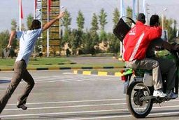 سارقانی که حین کیف قاپی ناکام ماندند/ ویدئو 