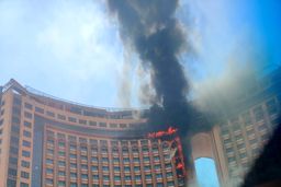 آتش‌ سوزی در هتل بزرگ«قلب جهان» در مرکز بغداد/ ویدئو