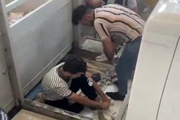 تلاش‌های پلیس برای ریشه‌کنی قاچاق انسان کشف یک کامیون با بار مهاجران/ ویدئو 