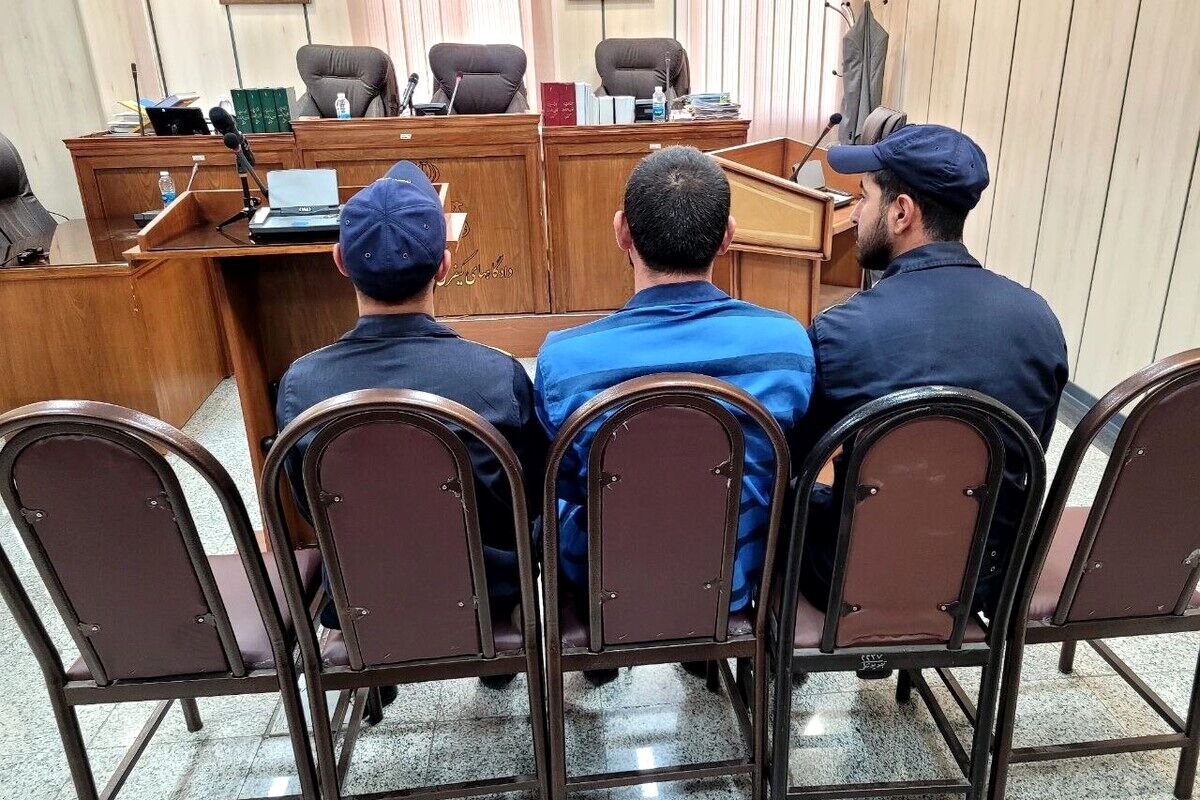 التماس مادر قاتل به مادر الهه مقابل دادگاه/ ویدئو