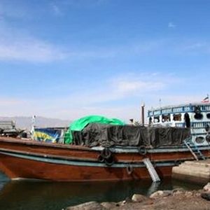 توقیف شناور حامل کالای قاچاق در آب‌های میناب