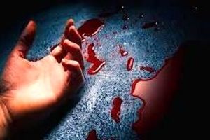 مردی شاهرگ خود را برید