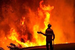 آتش سوزی در شهرک محمود آباد قم/ دو مصدوم با سوختگی ۱۰۰ درصدی