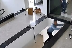 سقوط مرد جوان از طبقه دوم ساختمان نوساز به خاطر موبایل/ ویدئو